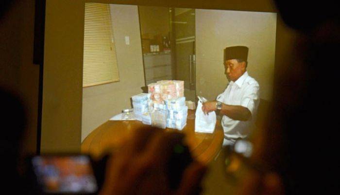 Saking Banyaknya, Duit Fuad Amin Ceceran Dimana-Mana Saking Banyaknya, Duit Fuad Amin Ceceran Dimana-Mana