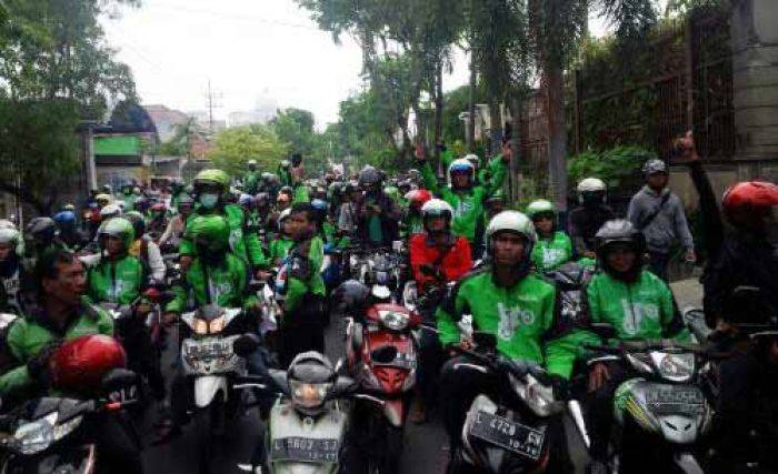 Demo Ratusan Driver Gojek di Surabaya, Tuntut Manajemen tak Sewenang-wenang Demo Ratusan Driver Gojek di Surabaya, Tuntut Manajemen tak Sewenang-wenang