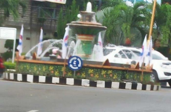 Ratusan Bendera Parpol Rusak Pemandangan Kota Ratusan Bendera Parpol Rusak Pemandangan Kota