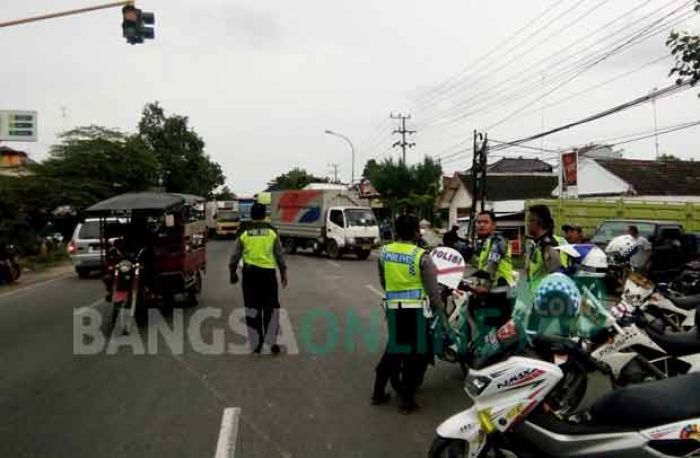 Perburuan 6 Terduga Teroris di Tuban, Jalur Pantura Ditutup 7,5 Jam, Kemacetan Sampai Rembang Perburuan 6 Terduga Teroris di Tuban, Jalur Pantura Ditutup 7,5 Jam, Kemacetan Sampai Rembang
