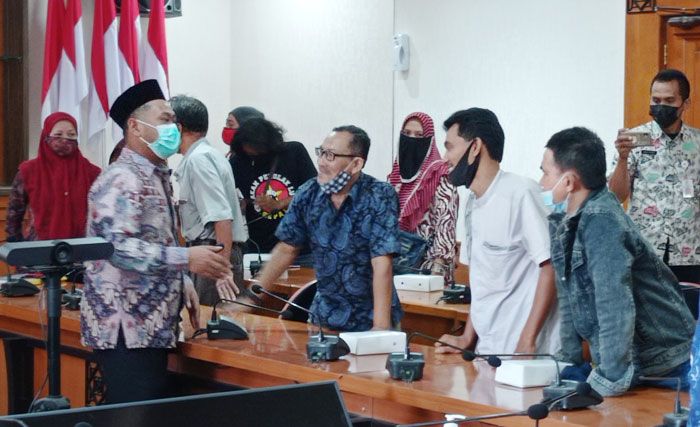 Sepi Pembeli, Puluhan Pedagang Buah di Pasar Kota Gresik Wadul Bupati Gus Yani