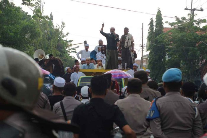 Datangi Polres Pamekasan, Ribuan Masyarakat Tuntut Penangkapan Penyebar Aliran Sesat Datangi Polres Pamekasan, Ribuan Masyarakat Tuntut Penangkapan Penyebar Aliran Sesat