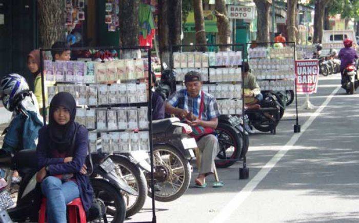 Jasa Penukaran Uang Sudah Mulai Banjiri Tulungagung Jasa Penukaran Uang Sudah Mulai Banjiri Tulungagung