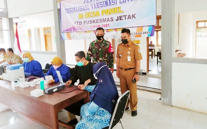 Demi Herd Immunity, Petugas di Tuban Rela Door to Door Jemput Warga untuk Divaksin Demi Herd Immunity, Petugas di Tuban Rela Door to Door Jemput Warga untuk Divaksin