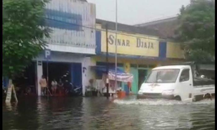 Diguyur Hujan Deras, Jalan Protokol Kota Blitar Kebanjiran Diguyur Hujan Deras, Jalan Protokol Kota Blitar Kebanjiran