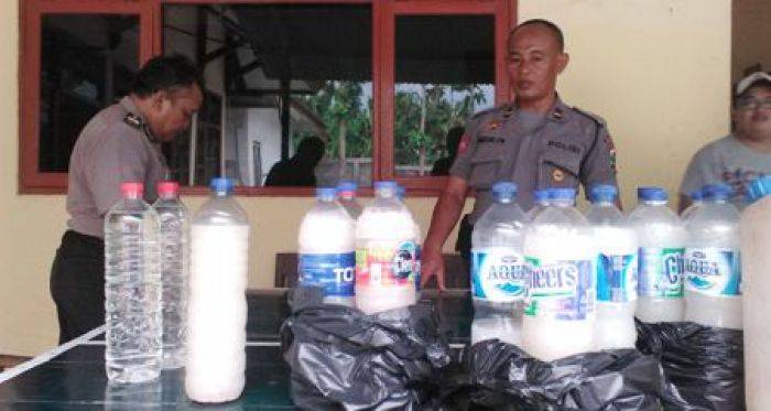 Razia, Polsek Kota Bojonegoro Amankan Puluhan Liter Miras Razia, Polsek Kota Bojonegoro Amankan Puluhan Liter Miras