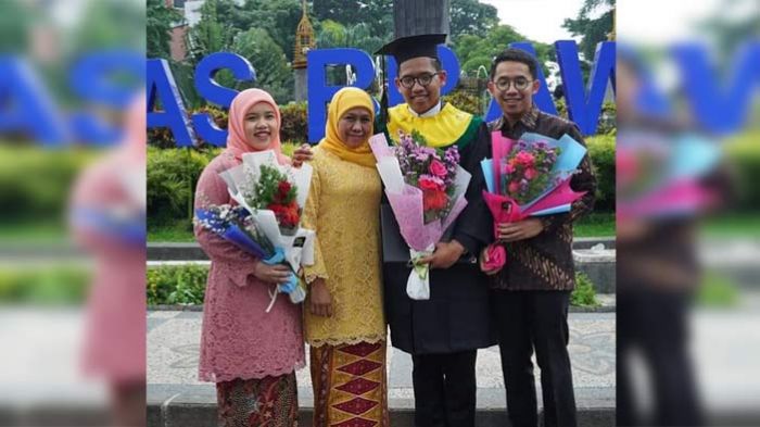 Putra Gubernur Khofifah Diwisuda, Sejak Kuliah Mandiri, Ingin Jadi Dokter Gratis untuk Rakyat Putra Gubernur Khofifah Diwisuda, Sejak Kuliah Mandiri, Ingin Jadi Dokter Gratis untuk Rakyat