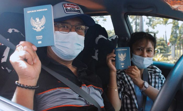 Tidak Sampai 5 Menit, Ambil Paspor di Kantor Imigrasi Malang Kini Bisa Drive Thru Tidak Sampai 5 Menit, Ambil Paspor di Kantor Imigrasi Malang Kini Bisa Drive Thru