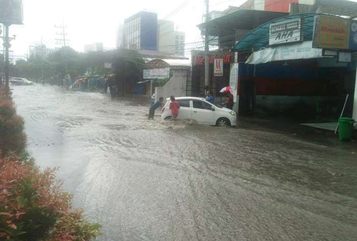 Diguyur Hujan Sebentar, Jalan Letjend Sutoyo dan Ahmad Yani Banjir