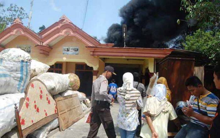 Gudang Rosok Terbesar di Kecamatan Karangan Trenggalek Terbakar