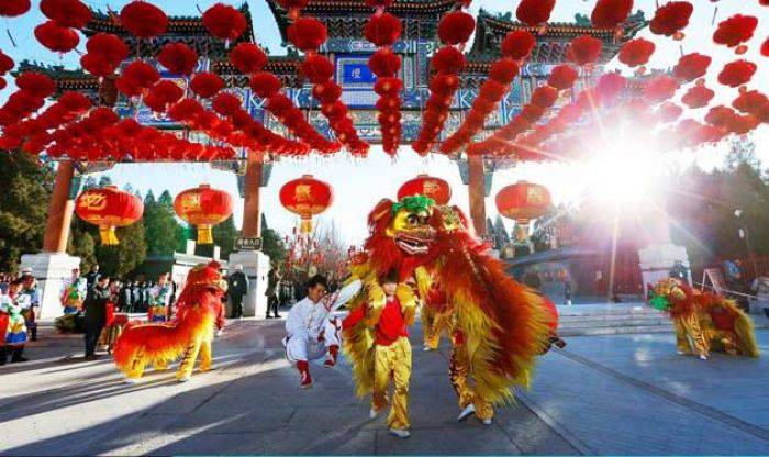 Pertunjukan Barongsai di Matos, Pengunjung Meluber Pertunjukan Barongsai di Matos, Pengunjung Meluber