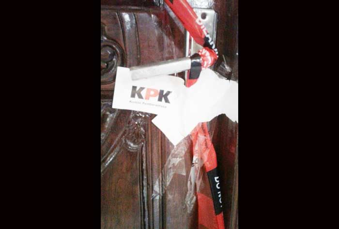 KPK Segel Ruang Kepala DLH Kabupaten Nganjuk KPK Segel Ruang Kepala DLH Kabupaten Nganjuk