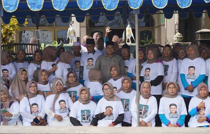 Emak-Emak di Desa Petis Benem Kompak Dukung Syahrul Maju Pilkada Gresik 2024 Emak-Emak di Desa Petis Benem Kompak Dukung Syahrul Maju Pilkada Gresik 2024