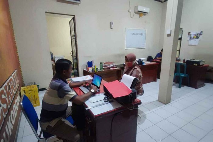 Kasatreskrim Polresta Sidoarjo Turun Tangan Atasi Kasus Pelemperan Kotoran ke Tetangganya Kasatreskrim Polresta Sidoarjo Turun Tangan Atasi Kasus Pelemperan Kotoran ke Tetangganya
