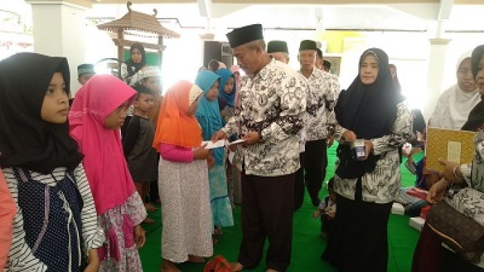 PGRI Pamekasan Berbagi Kebahagian dengan 100 Anak Yatim