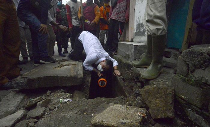 Usai Sertijab, Wali Kota Eri Langsung Blusukan Pantau Saluran Air di Surabaya Barat Usai Sertijab, Wali Kota Eri Langsung Blusukan Pantau Saluran Air di Surabaya Barat