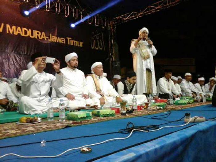 Madura Bersalawat di Pamekasan Dibanjiri Ribuan Santri Madura Bersalawat di Pamekasan Dibanjiri Ribuan Santri