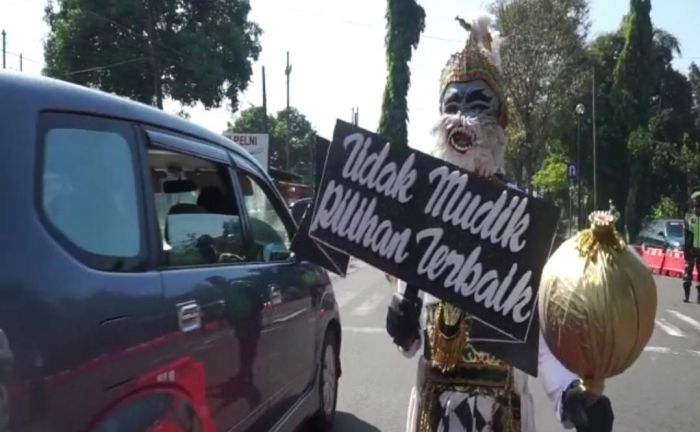 Hanoman Halau Pengendara di Pos Penyekatan Perbatasan Blitar-Malang Hanoman Halau Pengendara di Pos Penyekatan Perbatasan Blitar-Malang
