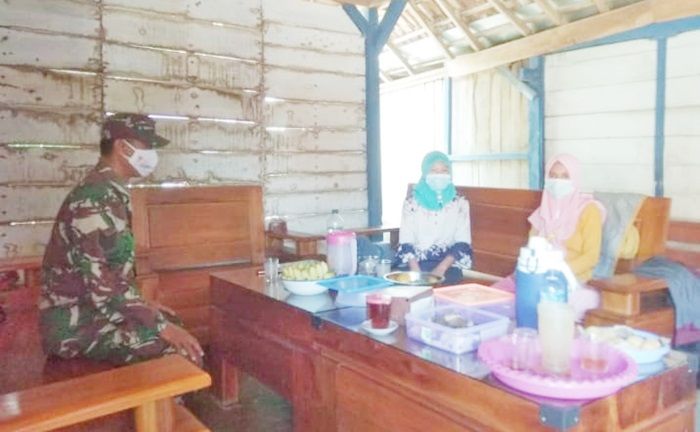 Babinsa Bersama Bhabinkamtibmas Widodaren Ngawi Gelar Tracing Warga Positif Covid-19 Babinsa Bersama Bhabinkamtibmas Widodaren Ngawi Gelar Tracing Warga Positif Covid-19