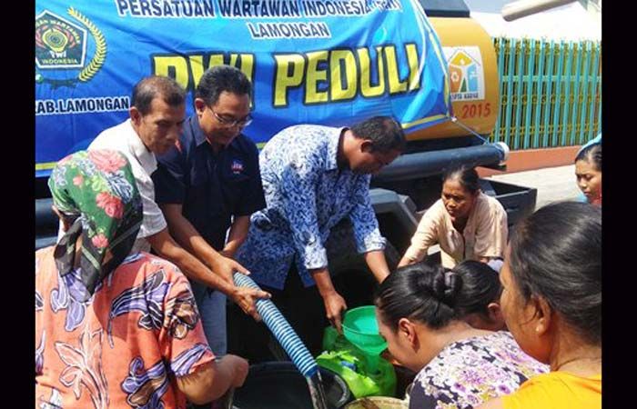 Desa-desa Terdampak Kemarau Didrop Air Bersih oleh PWI Lamongan