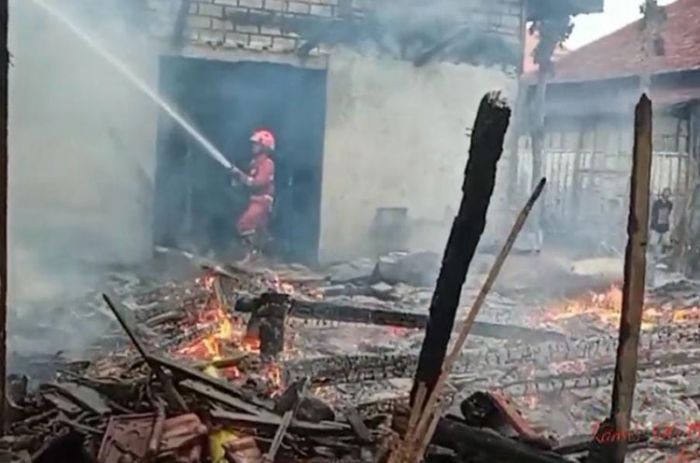 Diduga Konsleting Listrik, Rumah Warga di Tuban Hangus Terbakar Diduga Konsleting Listrik, Rumah Warga di Tuban Hangus Terbakar