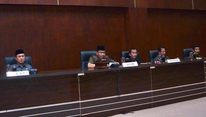 DPRD Lamongan Umumkan Pemenang Pemilukada 2015 DPRD Lamongan Umumkan Pemenang Pemilukada 2015