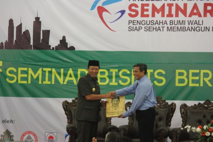 Undang Ratusan UMKM, Disperpar dan KPP Pratama Tuban Ajak Pengusaha Taat Bayar Pajak Undang Ratusan UMKM, Disperpar dan KPP Pratama Tuban Ajak Pengusaha Taat Bayar Pajak