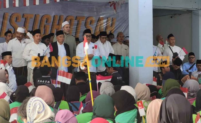 Kiai Asep Stop Ribuan Warga karena Tempat Pindah ke Amanatul Ummah Kiai Asep Stop Ribuan Warga karena Tempat Pindah ke Amanatul Ummah