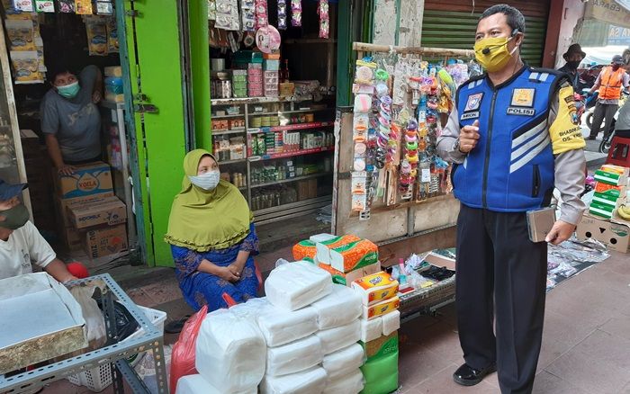 Berbekal Speaker Mini, Bhabinkamtibmas di Sidoarjo Blusukan ke Pasar Sosialisasi Cegah Covid-19 Berbekal Speaker Mini, Bhabinkamtibmas di Sidoarjo Blusukan ke Pasar Sosialisasi Cegah Covid-19