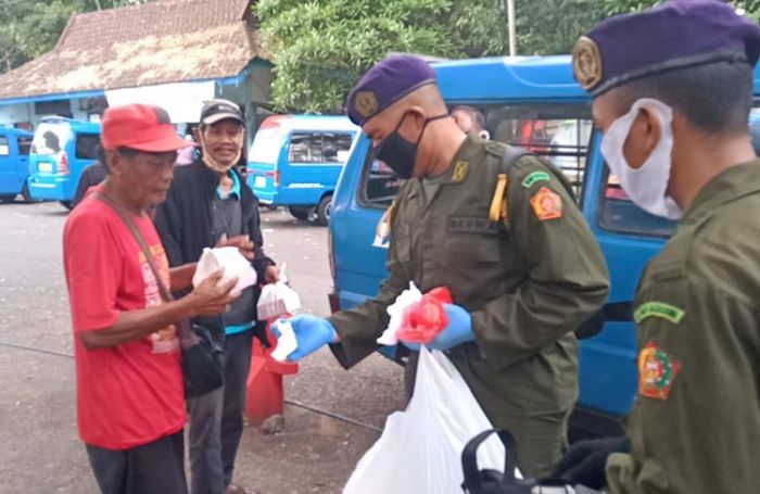 Tetap Peduli Dampak Covid 19, Menwa Unisma Bagikan Masker dan Takjil di Terminal Landungsari Malang Tetap Peduli Dampak Covid 19, Menwa Unisma Bagikan Masker dan Takjil di Terminal Landungsari Malang