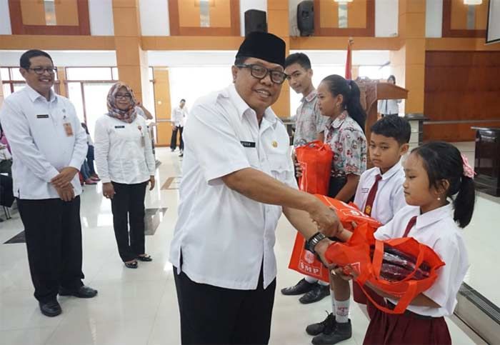 ​Sempat Molor, Pemkot Blitar Bagikan Seragam Gratis untuk Siswa SD dan SMP