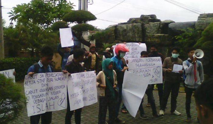Mahasiswa STKIP Sumenep Segel Kantor Ketua dan Yayasan, Tuntut Selesaikan Konflik Mahasiswa STKIP Sumenep Segel Kantor Ketua dan Yayasan, Tuntut Selesaikan Konflik