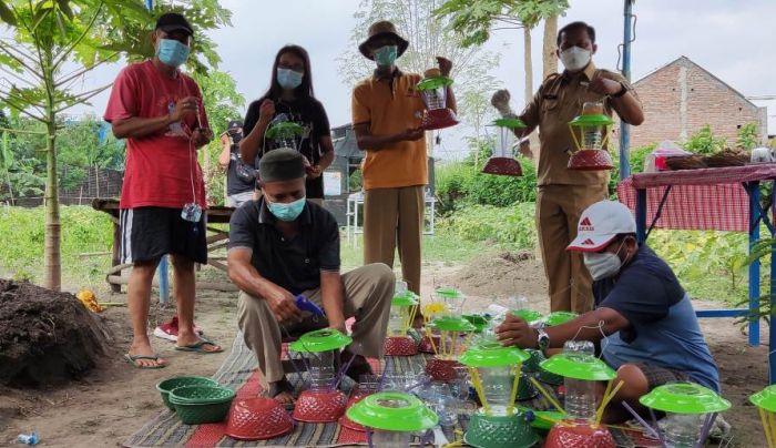 Kreasi Warga Burengan Kediri, Bikin Lampu Hias Bekas Barang Kendurian dan Botol Air Mineral Kreasi Warga Burengan Kediri, Bikin Lampu Hias Bekas Barang Kendurian dan Botol Air Mineral