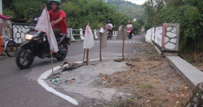 Pondasi Jembatan di Ngantru Trenggalek Ambles, Warga Takut Pondasi Jembatan di Ngantru Trenggalek Ambles, Warga Takut