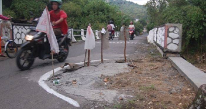 Pondasi Jembatan di Ngantru Trenggalek Ambles, Warga Takut