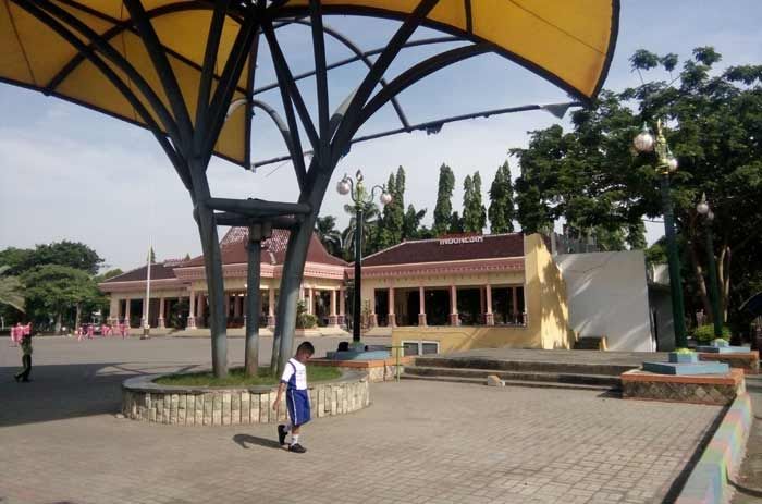 Baru Setahun Lalu Diperbaiki, Fasilitas Alun-Alun Lamongan Banyak yang Rusak Baru Setahun Lalu Diperbaiki, Fasilitas Alun-Alun Lamongan Banyak yang Rusak