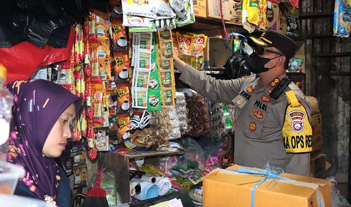 Jelang Ramadan 1443 H, Kapolres Pasuruan Sidak Minyak Goreng di Pasar Nongkojajar