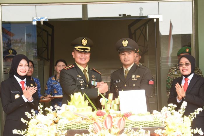 Hadiri Upacara HUT ke-80 TNI, Wali Kota Kediri Sampaikan Apresiasi Sinergi dan Dedikasi Hadiri Upacara HUT ke-80 TNI, Wali Kota Kediri Sampaikan Apresiasi Sinergi dan Dedikasi