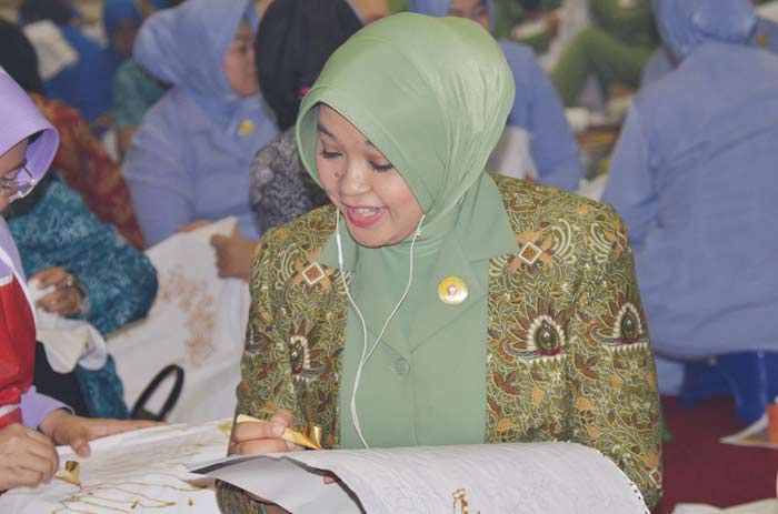 Hari Batik Nasional, Dharma Pertiwi Usung Batik Jawa Timuran Hari Batik Nasional, Dharma Pertiwi Usung Batik Jawa Timuran