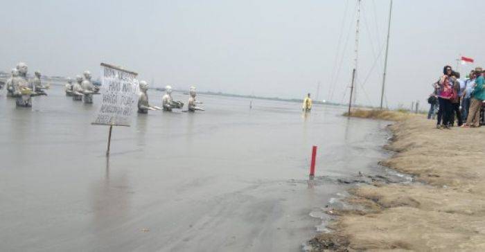 Pakde Karwo Imbau Demo Korban Lumpur Lapindo di Luar Tanggul Pakde Karwo Imbau Demo Korban Lumpur Lapindo di Luar Tanggul