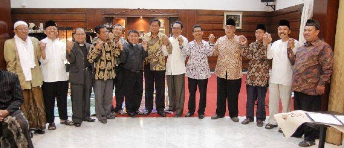 Tokoh Lintas Agama dalam FKUB Surabaya Serukan Kedamaian Tokoh Lintas Agama dalam FKUB Surabaya Serukan Kedamaian