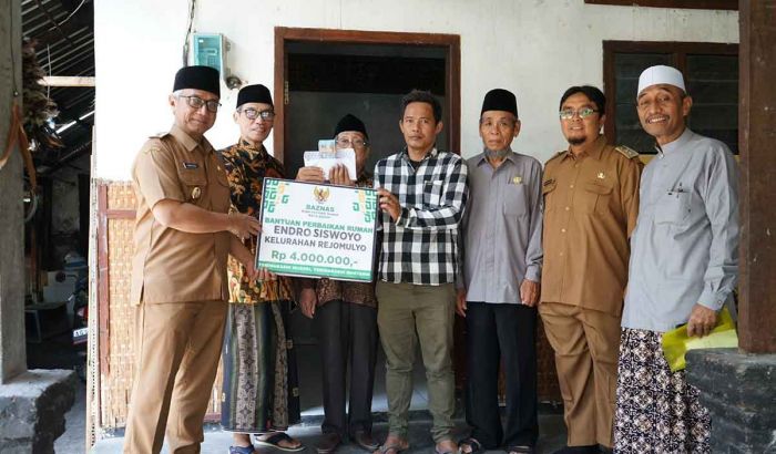 Gus Qowim Salurkan Bantuan Baznas Kota Kediri untuk Korban Kebakaran Gus Qowim Salurkan Bantuan Baznas Kota Kediri untuk Korban Kebakaran