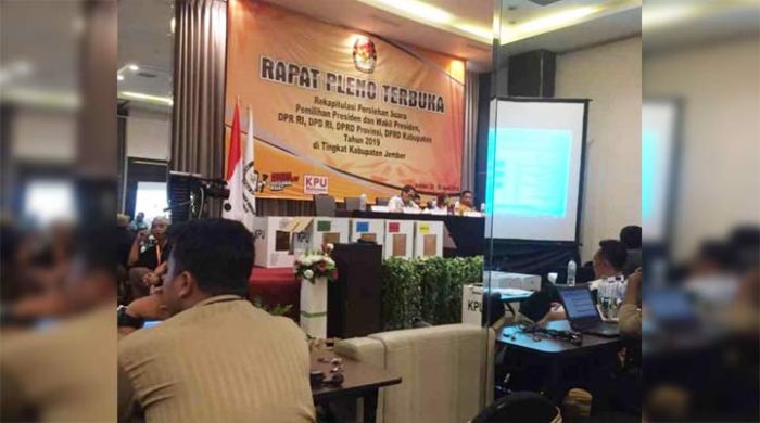 Diprotes Saksi Hanura, KPU Jember Pending Rekap Perhitungan Suara Dapil 2 Diprotes Saksi Hanura, KPU Jember Pending Rekap Perhitungan Suara Dapil 2