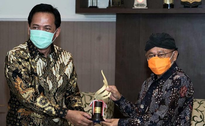 Bupati Sumenep Terima Anugerah dari PWI Jatim