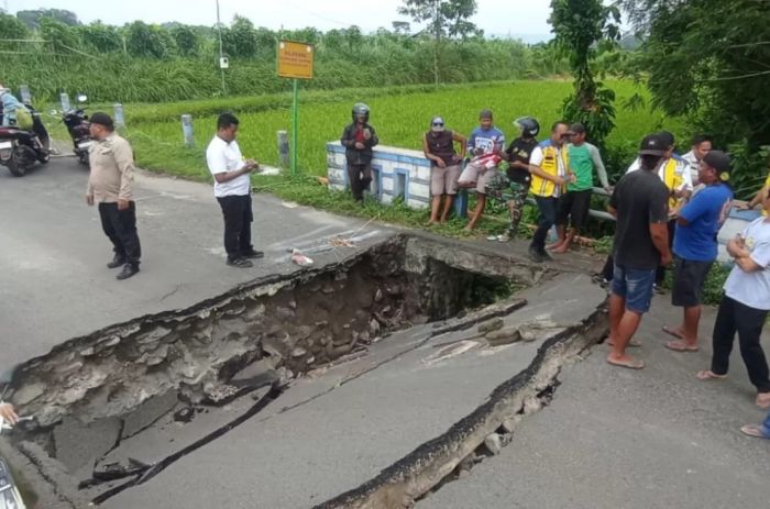 Tergerus Aliran Air Deras, Aspal Jembatan Sawentar-Banggle Kanigoro Blitar Ambrol