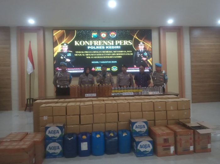 Polres Kediri Grebek Gudang Penyimpanan Ribuan Botol Miras Ilegal di Wates