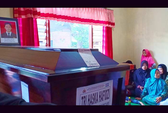 Ibunda Tri Hazka Hafidzi Sempat Pingsan Saat Jenazah Tiba di Rumah Duka di Blitar Ibunda Tri Hazka Hafidzi Sempat Pingsan Saat Jenazah Tiba di Rumah Duka di Blitar