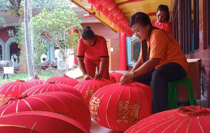 Pernak Pernik di Klenteng Tuban Jelang Perayaan Imlek 2574 Pernak Pernik di Klenteng Tuban Jelang Perayaan Imlek 2574