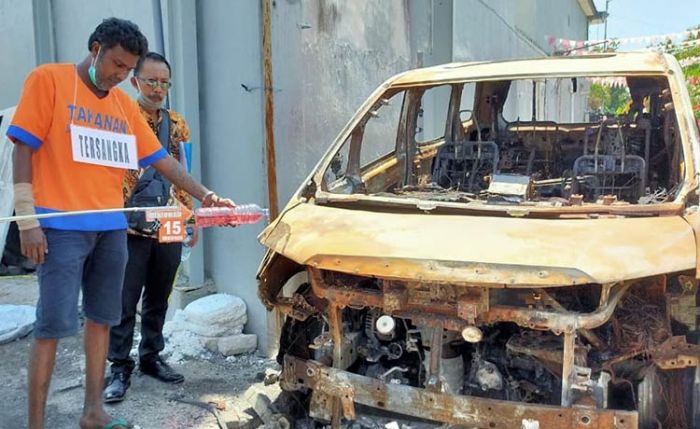 Gelar Rekonstruksi, Tersangka Pembakar Mobil Via Vallen Peragakan 20 Adegan Gelar Rekonstruksi, Tersangka Pembakar Mobil Via Vallen Peragakan 20 Adegan