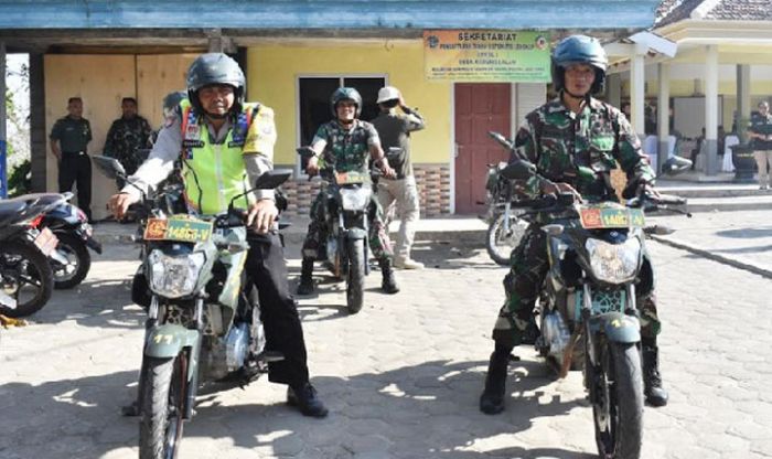 Danrem 083/BDJ dan Anggota Polsek Donomulyo Kunjungi Lokasi TMMD Naik Motor Danrem 083/BDJ dan Anggota Polsek Donomulyo Kunjungi Lokasi TMMD Naik Motor